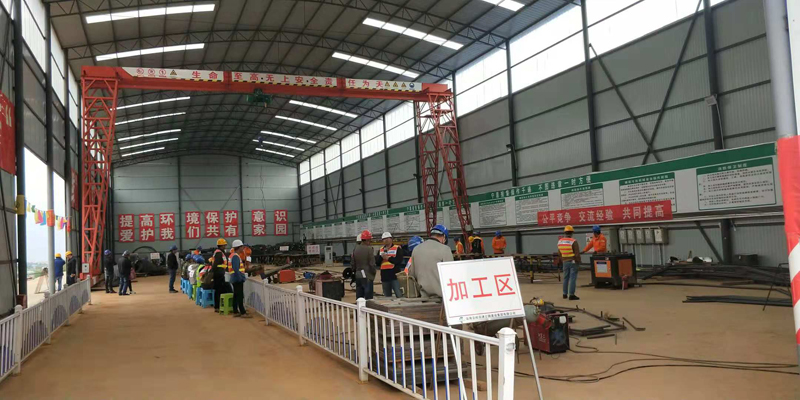 1540177390116913.jpg 評委現(xiàn)場評估指導(dǎo).jpg