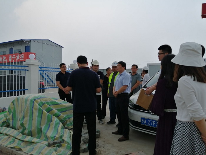 1565665249705893.jpg 李景春聽取項(xiàng)目進(jìn)度匯報(bào).jpg