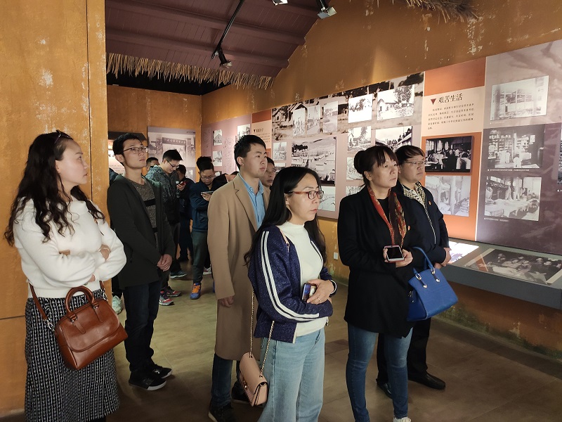 1575614027947215.jpg 聽(tīng)講解員講述聯(lián)大師生們的艱苦生活.jpg