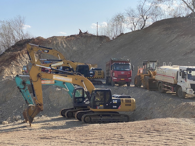 1583984938516381.jpg 現(xiàn)場(chǎng)復(fù)工機(jī)械.jpg