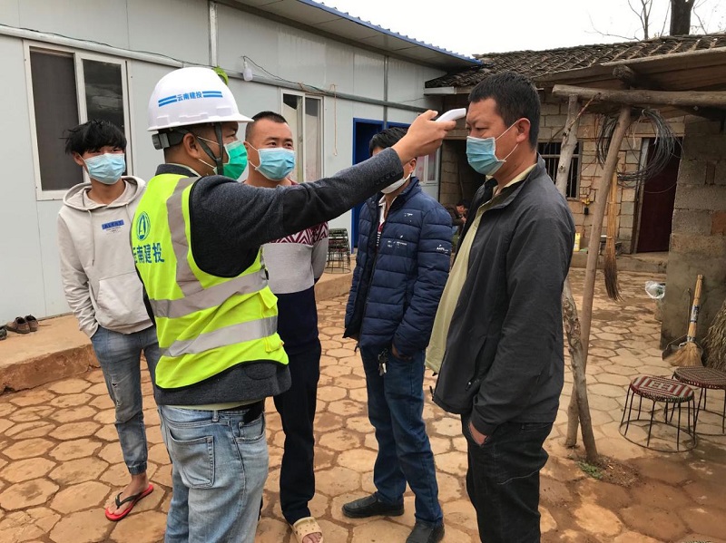 1583984944137163.jpg 給勞務(wù)人員進(jìn)行體溫測(cè)量.jpg