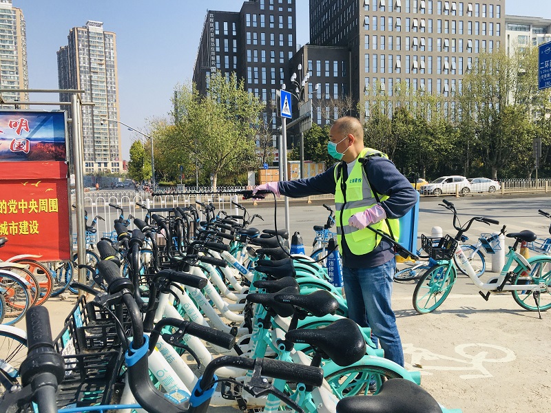 1584579375114038.jpg 對(duì)共享單車進(jìn)行消毒.jpg