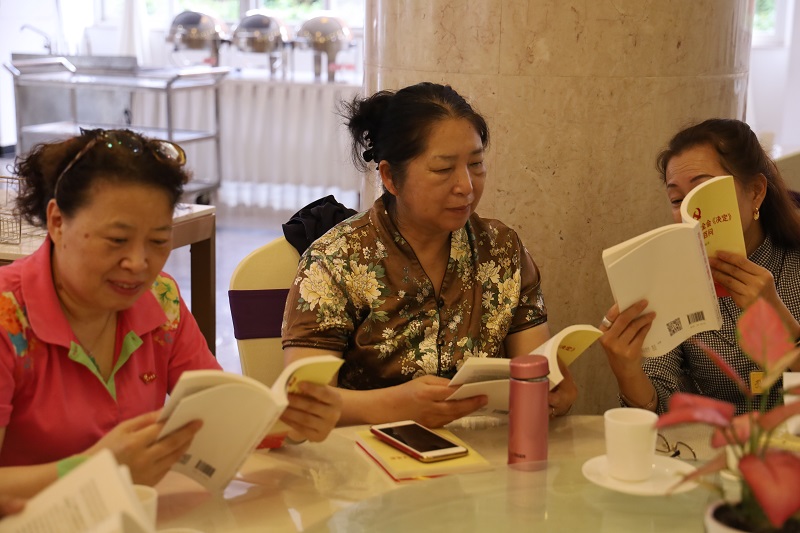 1594616377701888.jpg 正在交流閱讀心得.jpg