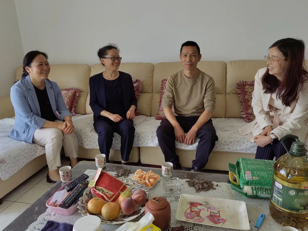 1653007742967342.jpg 2022-05-19-趙艷波走訪慰問(wèn)公司解困脫困職工.jpg