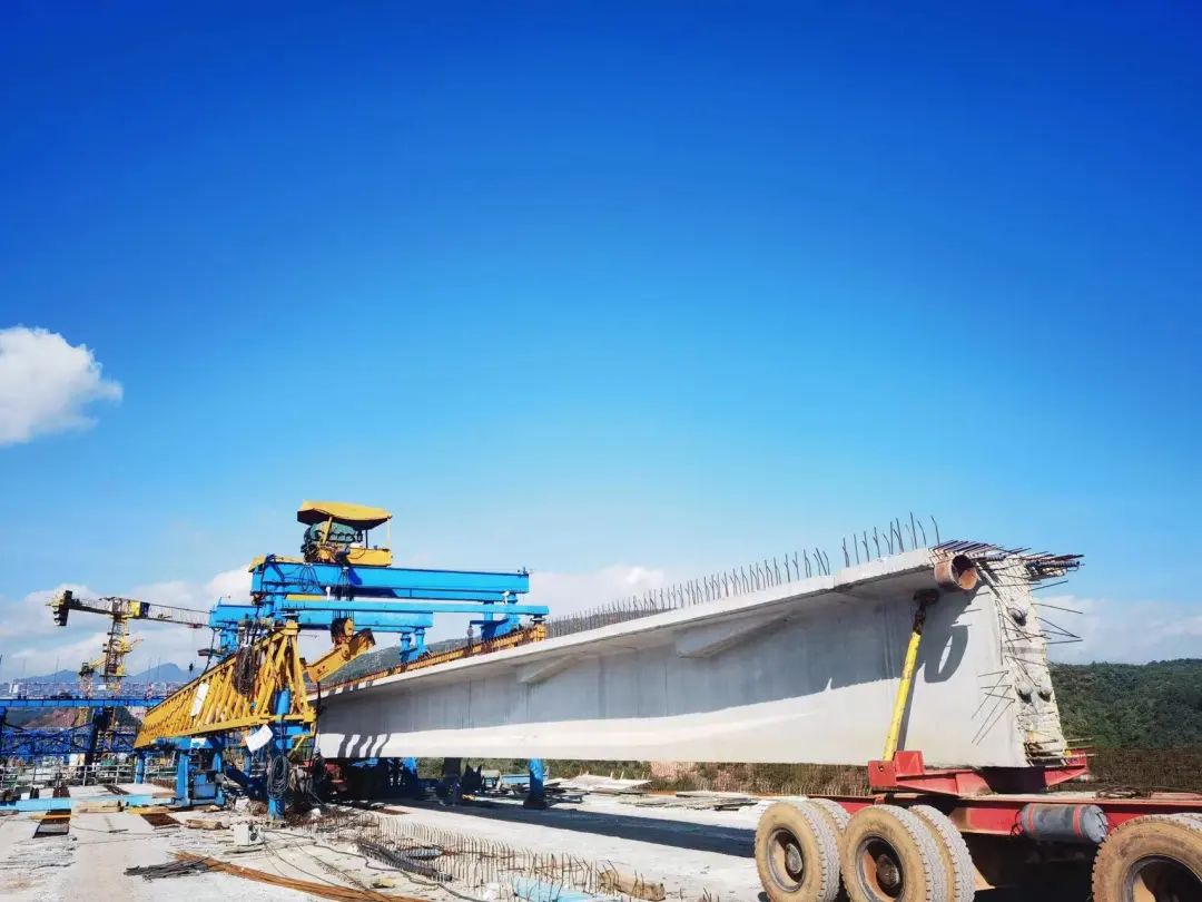 2022-10-01-永大項(xiàng)目羊蹄江大橋引橋T梁順利架設(shè)完成！1.jpg