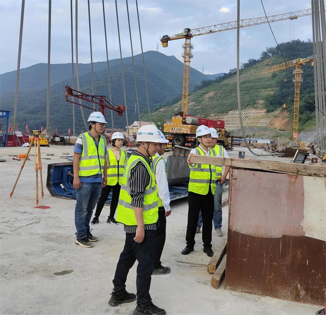 1667178273375001.jpg 2022-10-31-【一線工作法】李光正到景洪神秘谷大橋項(xiàng)目開展安全生產(chǎn)檢查工作.jpg