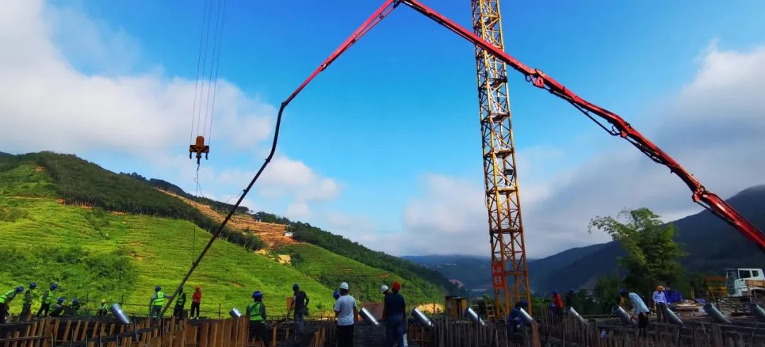 2022-11-17-景洪市神秘谷瀾滄江特大橋江北6號(hào)塔邊跨現(xiàn)澆段主梁混凝土第一次澆筑順利完成.jpg