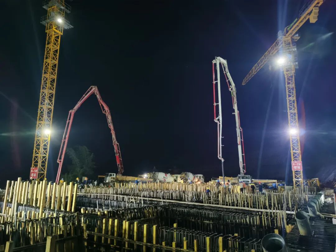 2022-11-17-景洪市神秘谷瀾滄江特大橋江北6號(hào)塔邊跨現(xiàn)澆段主梁混凝土第一次澆筑順利完成1.jpg