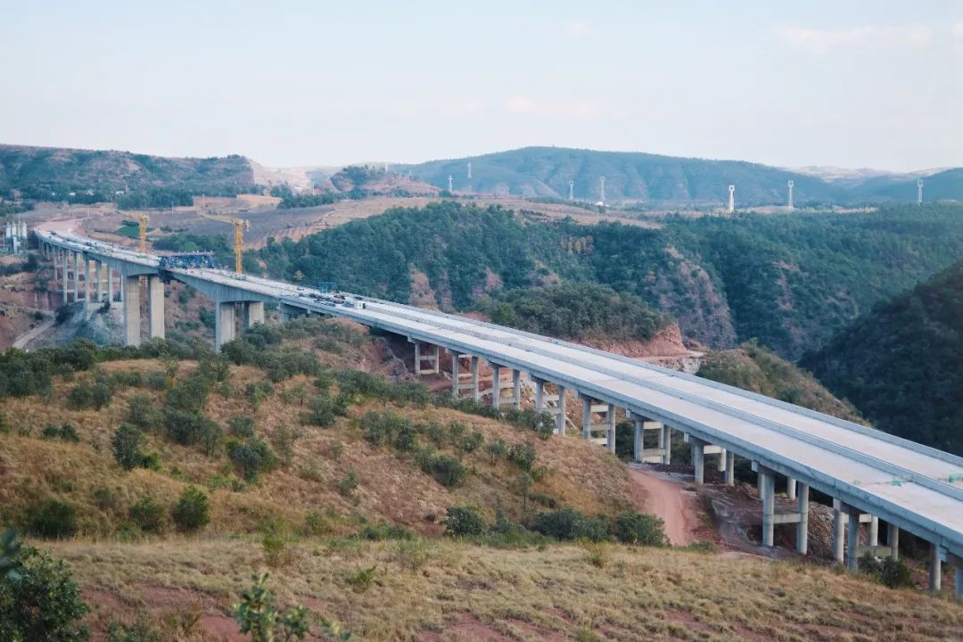 2022-12-24-剛構(gòu)過江，銀龍起舞——永大高速羊蹄江大橋合龍！2.jpg