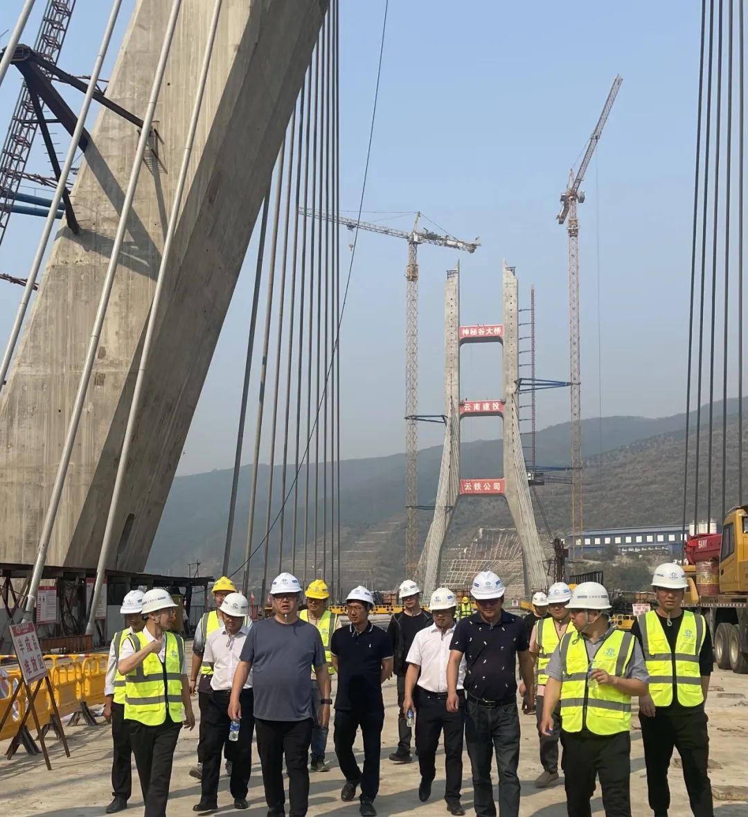1680571573162131.jpg 2023-4-2-集團(tuán)總工程師張輝到景洪神秘谷瀾滄江大橋項目調(diào)研.jpg
